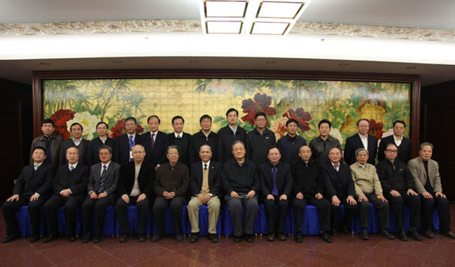 在主席台就坐的领导同志